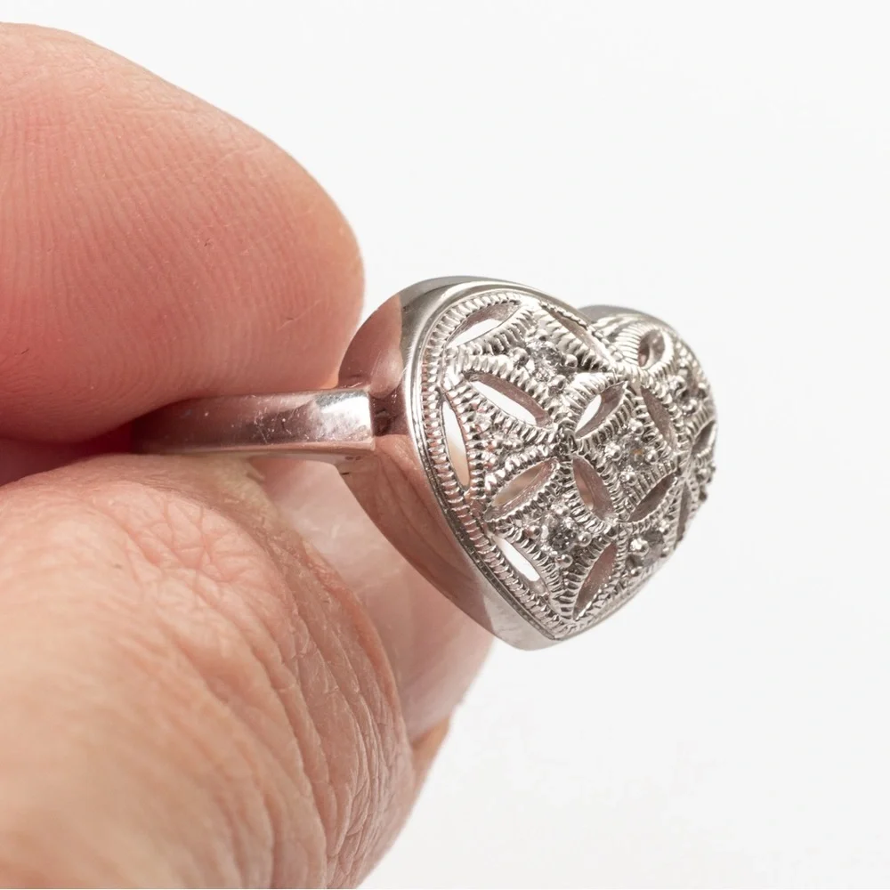 Heart shaped concave ring filigree, etching & small diamonds & sterling silver 8 - Picture 4 of 16